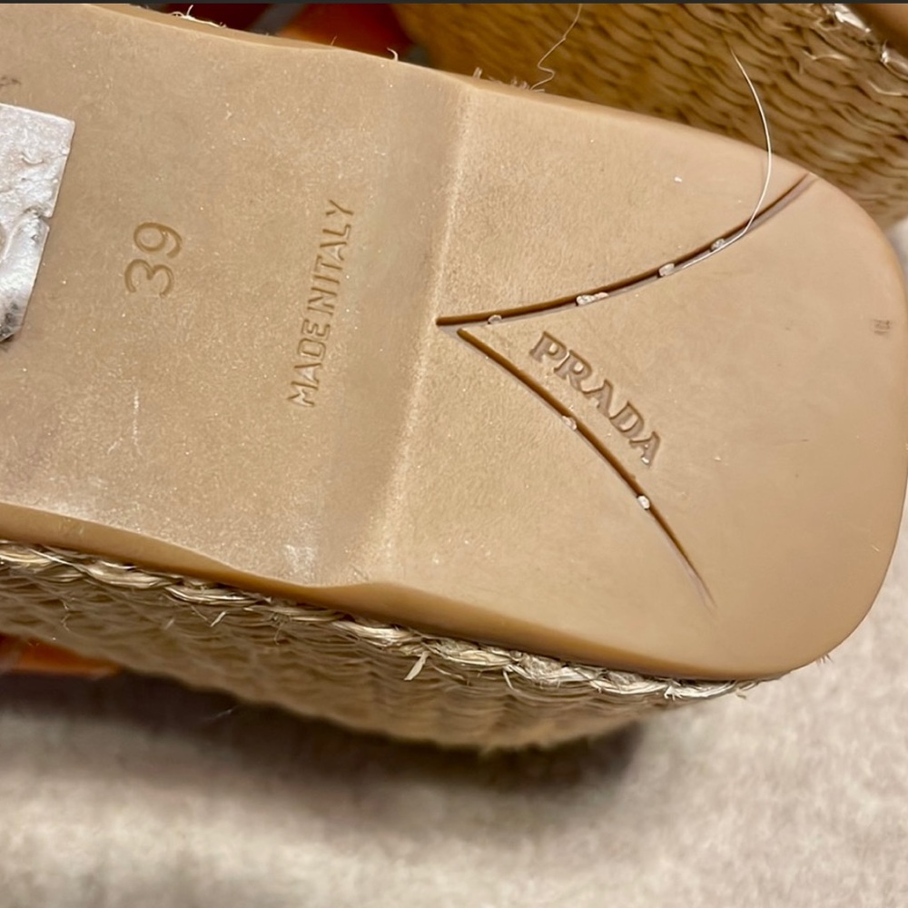 Authentic Prada leather sandals perfect for the spring and summer. - Picture 10 of 11